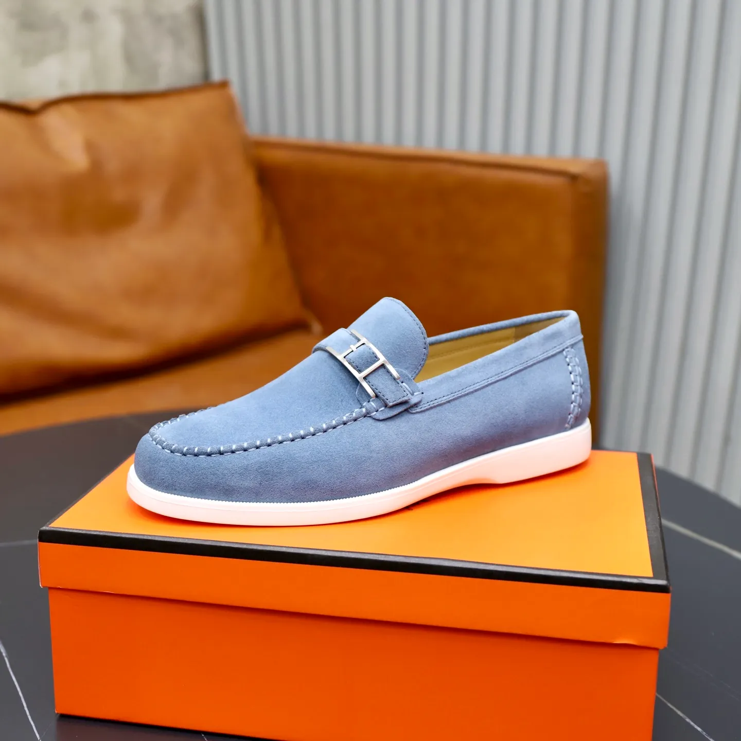 Ex-factory price: 540💰Hermès/Hermès slip-on men's shoes. This shoe is made of imported cow suede leather, with simple and smooth lines, and a 3CM rubber foam ultra-light sole combined with aerodynamic design! Youthful and fashionable, H button decoration, contrasting leather embellishment on the heel, calf lining to gently wrap your feet, with embossed logo cowhide feet, leather rock strips, casual and urban style, highlighting youthful vitality, sports and leisure version, super versatile Size number: 38-39-40-41-42-43-44 Standard leather shoe size (45 can be customized but does not support returns)